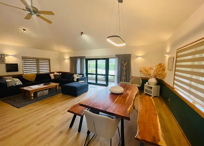 Tikitere Lodge,